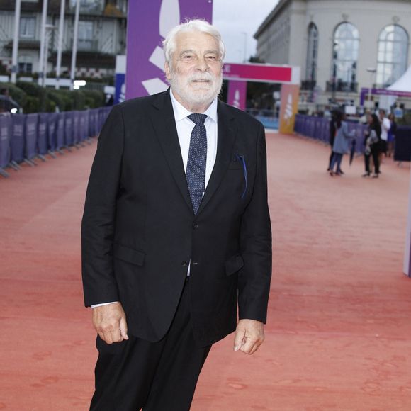 "Je ne l'ai jamais trop raconté mais j'ai eu récemment de graves problèmes de santé. Un lymphome, soit un cancer. Si je suis maintenant guéri - mes médecins n'aiment pas que j'emploie le mot guérison - je continue à être très suivi", a-t-il révélé.

Jacques Weber - Arrivées à la première du film "Sans Filtre" lors de la 48ème édition du festival du film américain de Deauville le 8 septembre 2022.
© Denis Guignebourg / Bestimage