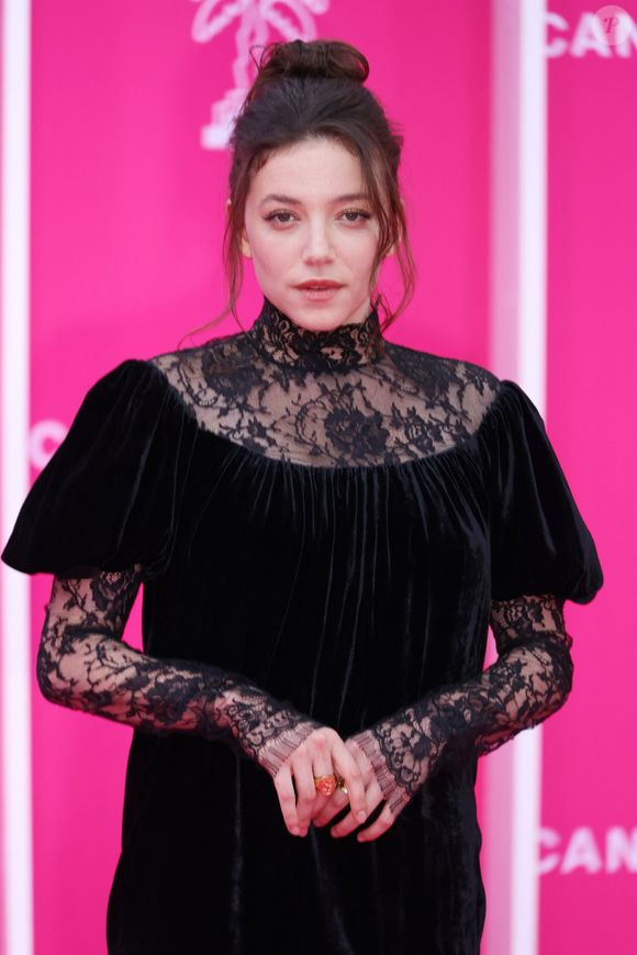 Zoe Adjani sur le tapis rose lors de la 9ème édition de "CanneSeries" à Cannes le 24 Avril 2026. © Denis Guignebourg / BestImage