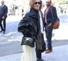 Isabelle Huppert a associé une imposante veste en cuir noir à un pantalon ample ivoire à franges.

Isabelle Huppert aux arrivées au défilé Balenciaga Collection Femme Prêt-à-Porter Printemps/Eté 2027 lors de la Fashion Week de Paris (PFW) au Tennis Club de Paris, France, le 1er octobre 2026. © Denis Guignebourg/Bestimage
