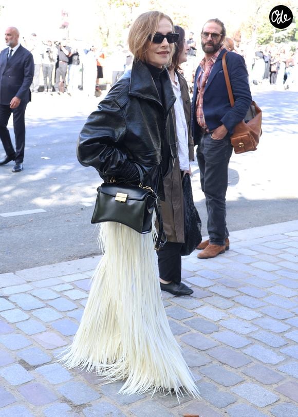 Isabelle Huppert a associé une imposante veste en cuir noir à un pantalon ample ivoire à franges.

Isabelle Huppert aux arrivées au défilé Balenciaga Collection Femme Prêt-à-Porter Printemps/Eté 2027 lors de la Fashion Week de Paris (PFW) au Tennis Club de Paris, France, le 1er octobre 2026. © Denis Guignebourg/Bestimage