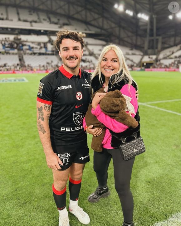 C’est dans les couloirs du stade, après un match contre Toulon, que les deux jeunes gens sont présentés par une connaissance commune...

Instagram @sophietapie
