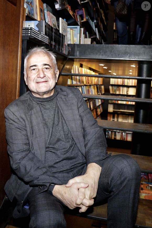 Élu meilleur établissement du monde en 2026, ce lieu d'exception a été pensé comme un véritable appartement.

Exclusif - Guy Savoy - Guy Savoy dédicace ses livres " Le geste et La manière " et " Cuisine des Écrivains du XVI siècle " à la Librairie Galignani à Paris, France, le 11 Décembre 2022. © Cédric Perrin / Bestimage