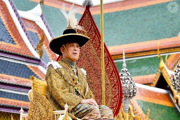 Il avait même été annoncé que la quadragénaire était en état de mort cérébrale. La famille royale a décidé de lever le voile quant à son état de santé particulièrement inquiétant. 

Couronnement du roi Rama X à Bangkok en Thaïlande, le 4 mai 2019. (Backgrid USA / Bestimage).
