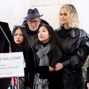 Laeticia Hallyday, ses filles Joy et Jade, Jean-Claude Camus lors de l'inauguration d'une plaque commémorative en hommage à Johnny Hallyday devant l'immeuble où le chanteur français a grandi dans le 9ème arrondissement de Paris, France, le 22 décembre 2023.© Dominique Jacovides/Bestimage