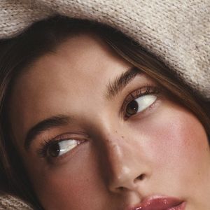 Pour éviter les catastrophes cutanées, la régularité des lessives (serviettes mais aussi taies d'oreiller) est tout d'abord un impératif aussi crucial que votre sérum préféré.

Capture d'écran de Hailey Bieber.