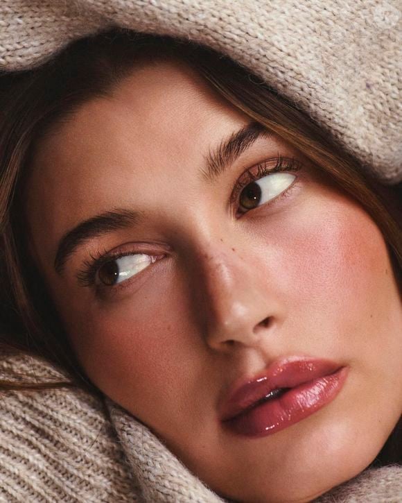 Pour éviter les catastrophes cutanées, la régularité des lessives (serviettes mais aussi taies d'oreiller) est tout d'abord un impératif aussi crucial que votre sérum préféré.

Capture d'écran de Hailey Bieber.