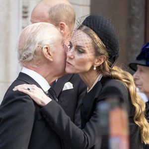 Kate Middleton a déposé un baiser sur la joue du roi. 

La famille royale durant les obsèques de la duchesse de Kent dans la cathédrale de Westminster à Londres le 16 septembre 2025. © GOFF  / BESTIMAGE
