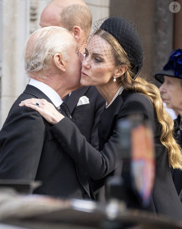 Kate Middleton a déposé un baiser sur la joue du roi. 

La famille royale durant les obsèques de la duchesse de Kent dans la cathédrale de Westminster à Londres le 16 septembre 2025. © GOFF  / BESTIMAGE
