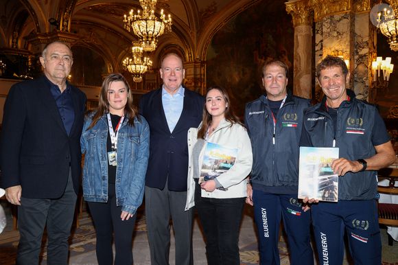 Exclusif -  Didier Guillaume, le prince Albert II de Monaco entre Margaux Grundstein, la trésorière de Be Safe, pilote de Camille Gottlieb, la fille de la princesse Stéphanie de Monaco et présidente de l'association Be Safe, le maire de Dolcacqua Fulvio Gazzola et Jacques Pastor, adjoint au maire de Monaco - Le prince Albert II de Monaco a rencontré, à l'hôtel de Paris, à Monaco, le 26 octobre 2024, les concurrents de la 8eme édition du E-Rallye Monte-Carlo, privés de l'étape 4 durant leur dernière journée du Rallye en raison des mauvaises conditions climatiques dans le sud-est du département. 
© Claudia Albuquerque / Bestimage