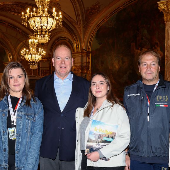 Exclusif -  Didier Guillaume, le prince Albert II de Monaco entre Margaux Grundstein, la trésorière de Be Safe, pilote de Camille Gottlieb, la fille de la princesse Stéphanie de Monaco et présidente de l'association Be Safe, le maire de Dolcacqua Fulvio Gazzola et Jacques Pastor, adjoint au maire de Monaco - Le prince Albert II de Monaco a rencontré, à l'hôtel de Paris, à Monaco, le 26 octobre 2024, les concurrents de la 8eme édition du E-Rallye Monte-Carlo, privés de l'étape 4 durant leur dernière journée du Rallye en raison des mauvaises conditions climatiques dans le sud-est du département. 
© Claudia Albuquerque / Bestimage