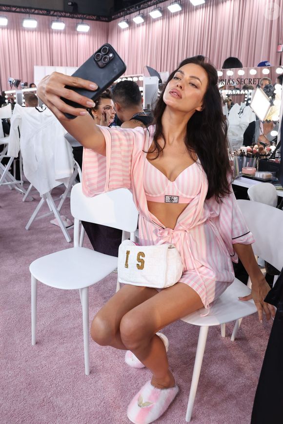 Irina Shayk - Les mannequins du défilé Victoria's Secret 2025 à New York en backstage le 15 octobre 2025.
© Matt Baron/BEI/Shutterstock/Backgrid via Bestimage
