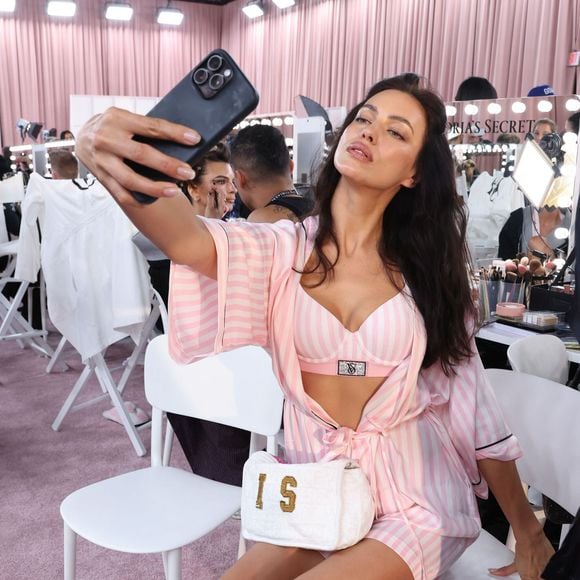 Irina Shayk - Les mannequins du défilé Victoria's Secret 2025 à New York en backstage le 15 octobre 2025.
© Matt Baron/BEI/Shutterstock/Backgrid via Bestimage