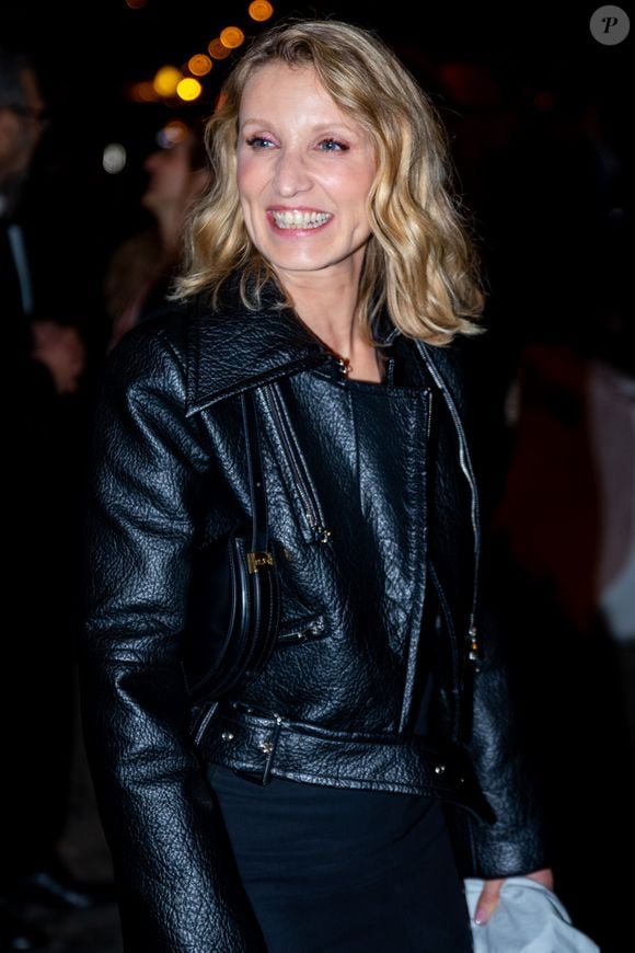 Pour entretenir sa peau, l'actrice a adopté une routine beauté bien particulière.

Alexandra Lamy - Arrivées des célébrités à l'After-party de la 51ème cérémonie des Cesar au Fouquet's à Paris le 26 février 2026.
© Yoann Ouahcene / Bestimage