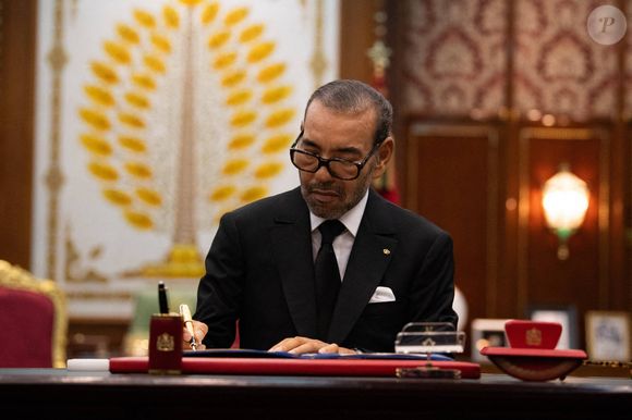 Le roi du Maroc Mohammed VI et le président français signent des documents lors de leur rencontre au palais royal de la capitale Rabat. M. Macron a atterri dans la capitale marocaine le 28 octobre pour une visite d'État de trois jours visant à rétablir les relations avec le pays d'Afrique du Nord après des années de tensions. Rabat, Maroc, 28 octobre 2024. Photo by Jeanne Accorsini/Pool/ABACAPRESS.COM