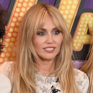 Bien que froissée par la situation, Amanda Lear garde une vraie sympathie pour Miley Cyrus.
Miley Cyrus à l'avant-première mondiale du film pour les 20 ans de "Hannah Montana", le 23 Mars 2026 à Los Angeles.
© Bestimage