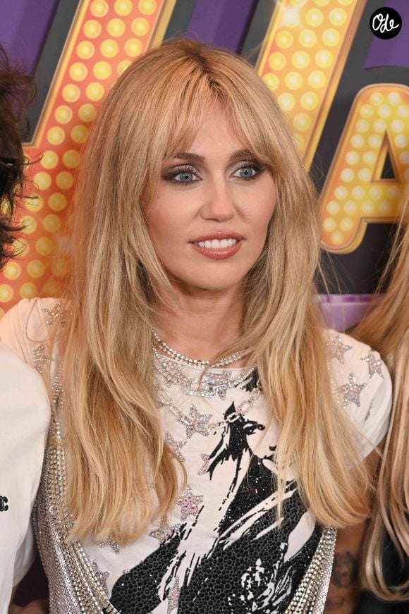 Bien que froissée par la situation, Amanda Lear garde une vraie sympathie pour Miley Cyrus.

Miley Cyrus à l'avant-première mondiale du film pour les 20 ans de "Hannah Montana", le 23 Mars 2026 à Los Angeles.

© Bestimage