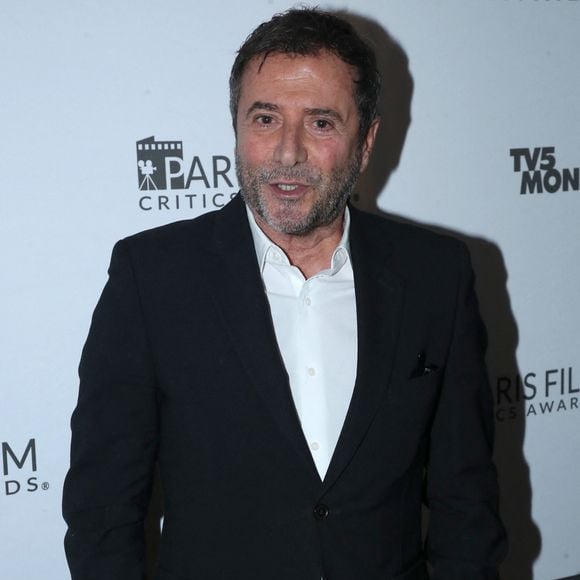 "Elle est située dans un cadre de verdure méditerranéenne, entourée d'oliviers centenaires, ce qui était un rêve pour moi". 

Bernard Montiel - 5èmes " Paris Film Critics Awards ", Hôtel Le Royal Monceau Raffles Paris à Paris, France, le 08 Fevrier 2026.
© Bertrand Rindoff / Bestimage