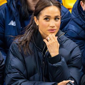 Le cliché a beaucoup fait parler... en mal 

Le prince Harry, duc de Sussex et Meghan Markle, duchesse de Sussex, assistent à un match de basketball en fauteuil lors des "Invictus Games Vancouver Whistler 2025" à Vancouver, le 9 février 2025. Backgrid USA / Bestimage