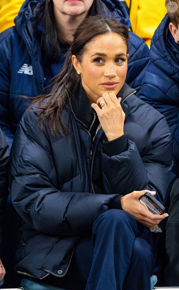 Le cliché a beaucoup fait parler... en mal 

Le prince Harry, duc de Sussex et Meghan Markle, duchesse de Sussex, assistent à un match de basketball en fauteuil lors des "Invictus Games Vancouver Whistler 2025" à Vancouver, le 9 février 2025. Backgrid USA / Bestimage