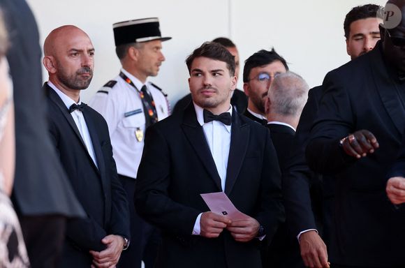 Antoine Dupont - Antoine Dupont et sa compagne Iris Mittenaere se retrouvent sur les marches  du film « Dossier 137 » lors du 78ème Festival International du Film de Cannes le 15 mai 2025.

© Jacovides / Moreau / Bestimage