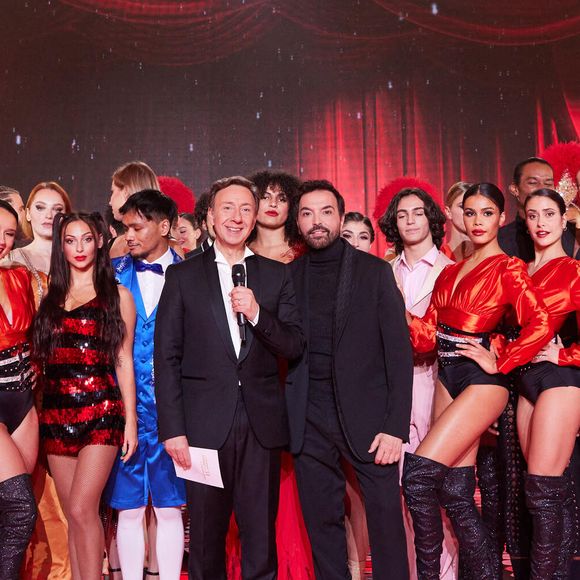 Les danseuses du Moulin Rouge, la troupe "Mon 1er Cabaret", Kamel Ouali et Stéphane Bern à l'enregistrement de l'émission "La grande soirée du 31 à Fontainebleau" au Château de Fontainebleau, diffusée le 31 décembre sur France 2. MENTION OBLIGATOIRE DE CREDITER: "Les danseuses du Moulin Rouge". © Cyril Moreau-Tiziano Da Silva / Bestimage