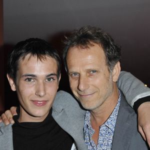 "Avec mon fils, j'espère, oui, je sais qu'il écrit un scénario. Il est question que je participe à ce projet. J’ai déjà joué au théâtre avec lui, on a fait plusieurs films ensemble..."

Charles Berling et Emile Berling à la première du film "Comme un homme" au Champs-Elysées, film Festival Paris le 10 juin 2012 © AGENCE / BESTIMAGE