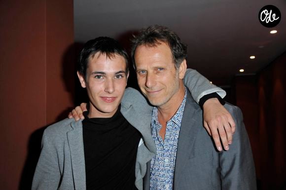 "Avec mon fils, j'espère, oui, je sais qu'il écrit un scénario. Il est question que je participe à ce projet. J’ai déjà joué au théâtre avec lui, on a fait plusieurs films ensemble..."

Charles Berling et Emile Berling à la première du film "Comme un homme" au Champs-Elysées, film Festival Paris le 10 juin 2012 © AGENCE / BESTIMAGE