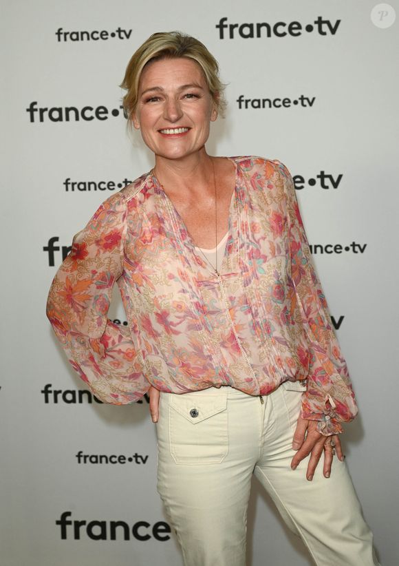 Anne-Élisabeth Lemoine au photocall pour la conférence de presse de rentrée de France TV à la Grande Halle de la Villette à Paris, France, le 6 juillet 2022. © Coadic Guirec/Bestimage