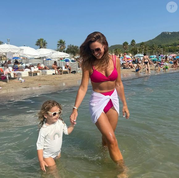 Parallèlement, Vitaa profite de ses vacances dans le Var, où elle se détend en famille avec sa fille Noa et partage des clichés en maillot de bain sur la plage. Vitaa passe ses vacances en famille, en compagnie de sa petite dernière, Noa, âgée de trois ans. Compte Instagram de Vitaa