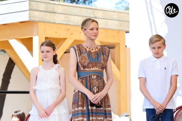 La princesse Charlène de Monaco, la princesse Gabriella de Monaco, comtesse de Carladès, et le prince Jacques de Monaco, marquis des Baux, lors de la 7e édition des Rencontres des sites historiques Grimaldi, sur la place du palais princier à Monaco, le 13 juin 2026.

© Claudia Albuquerque / Bestimage
