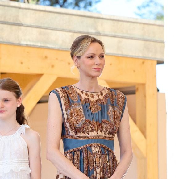 La princesse Charlène de Monaco, la princesse Gabriella de Monaco, comtesse de Carladès, et le prince Jacques de Monaco, marquis des Baux, lors de la 7e édition des Rencontres des sites historiques Grimaldi, sur la place du palais princier à Monaco, le 13 juin 2026.

© Claudia Albuquerque / Bestimage