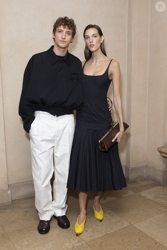 Aliocha Schneider et Charlotte Cardin - Photocall du défilé Jacquemus au 51 rue Raynouard lors de la Fashion Week Masculine prêt-à-porter Automne/Hiver 2025-2026 à Paris, le 26 janvier 2025. 
© Olivier Borde / Bestimage