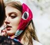 Cet indispensable de la garde-robe se porte aussi bien autour du cou que dans les cheveux pour un look bohème.

Unsplash/yulia-mishkantsova