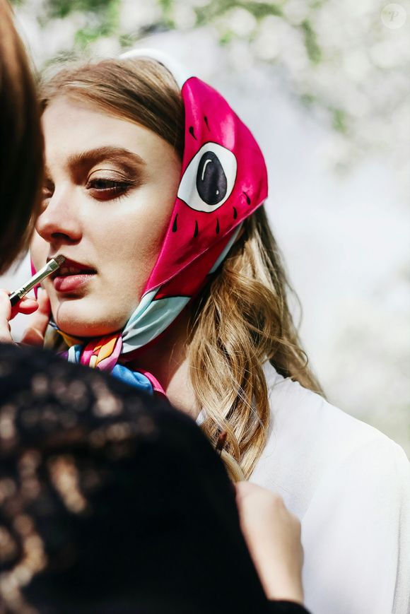 Cet indispensable de la garde-robe se porte aussi bien autour du cou que dans les cheveux pour un look bohème.

Unsplash/yulia-mishkantsova