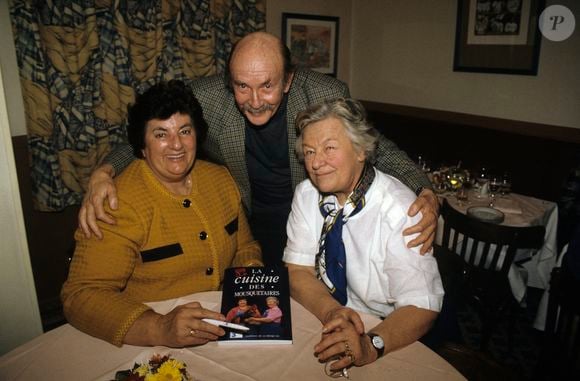 En France, à Paris, dans le restaurant La Regalade, dans le XIVeme arrondissement, de gauche à droite, MAITE, de son vrai nom Marie-Thérèse Ordonez et Micheline Banzet-Lawton posant côte à côte et présentant  leur livre, le deuxieme tome de LA CUISINE DES MOUSQUETAIRES le 7 décembre 1993.