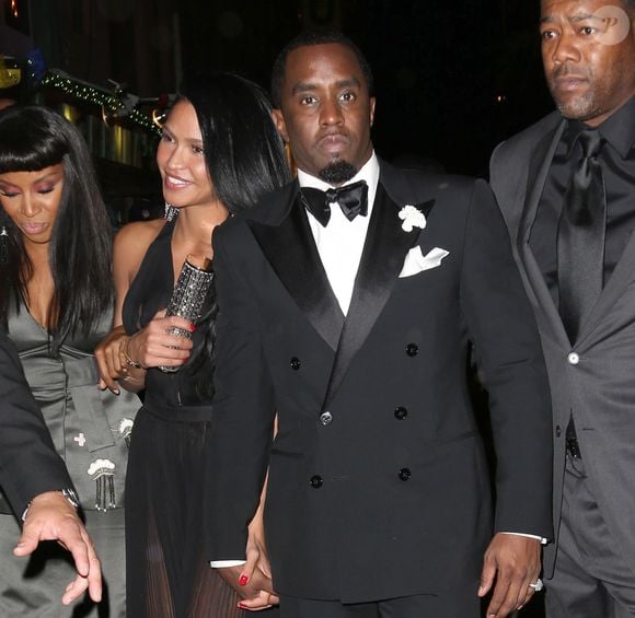 Parmi eux, un escort prénommé Daniel Phillip, qui affirme avoir été payé plusieurs milliers de dollars - par la star entre 2012 et 2013 pour avoir des relations sexuelles en sa présence avec son ex-compagne Cassie, alias Cassandra Ventura, qui fut l'une des premières à l'attaquer en justice.

P.Diddy (Sean Combs) et son ex-compagne Cassie - Arrivée des people à l'after-party de la soirée Costume Institute Gala 2015 (Met Ball), organisée par Rihanna, à la boîte de nuit "Up & Down" à New York, le 4 mai 2015. (FAMEFLYNET / BESTIMAGE).