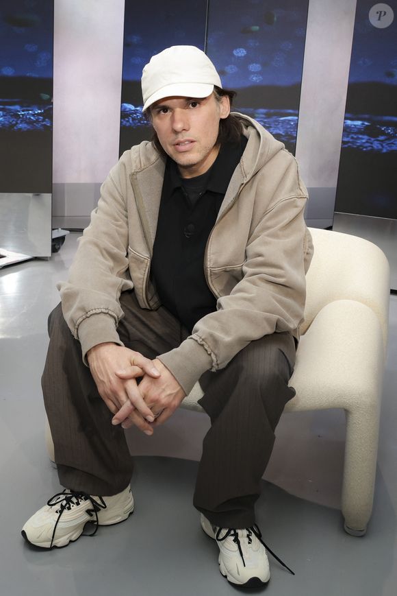 Exclusif - Orelsan, sur le plateau de Clique présenté par M.Achour, et diffusé sur Canal + le 10 novembre 2025, à Paris, France, le 4 novembre 2025. © Jack Tribeca/Bestimage