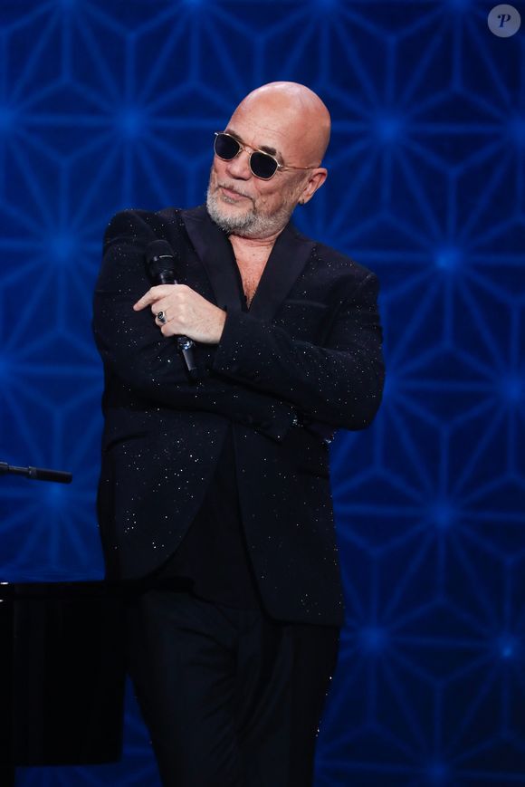 L’abonnement coûte 5,95 euros par mois et permet d’écouter ses albums avant leur sortie.

Exclusif - Pascal Obispo - Surprises - Enregistrement de l'émission "La Boîte à secrets", au Studio du Lendit, présentée par F.Bollaert et diffusée le 24 janvier sur France 3. Le 16 décembre 2024
© Christophe Clovis / Bestimage