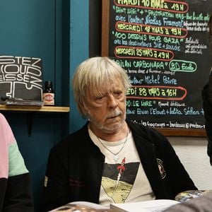 Ne voulant pas pénaliser ceux qui se seraient retrouvés avec la vue complètement bouchée par la foule, elle a privilégié la réalité économique et le respect de tous.
Exclusif - Le chanteur Renaud (Séchan) en dédicace à l'occasion de la sortie de "Renaud le livre" signé Erwan L'Eléouet et préfacé par sa fille Lolita Séchan, à la Libraire bordelaise Les 400 Coups de P.Poutou à Bordeaux, France, le 28 mars 2026. © Fabien Cottereau/Bestimage
