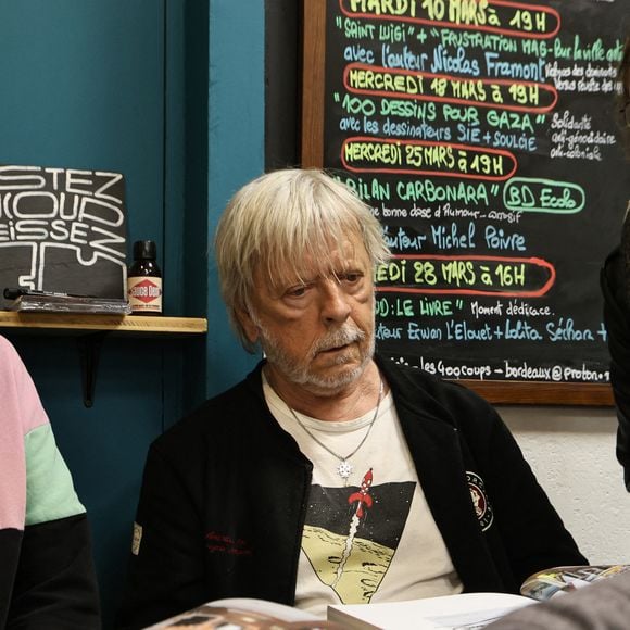 Ne voulant pas pénaliser ceux qui se seraient retrouvés avec la vue complètement bouchée par la foule, elle a privilégié la réalité économique et le respect de tous.

Exclusif - Le chanteur Renaud (Séchan) en dédicace à l'occasion de la sortie de "Renaud le livre" signé Erwan L'Eléouet et préfacé par sa fille Lolita Séchan, à la Libraire bordelaise Les 400 Coups de P.Poutou à Bordeaux, France, le 28 mars 2026. © Fabien Cottereau/Bestimage