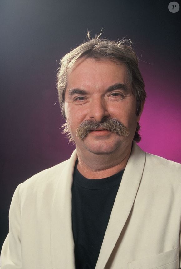 &quot;Quand on a visité cette maison, perché sur une colline, avec un magnifique point de vue sur les collines du Savès, on est tombé amoureux du site et de la maison. Et l’aventure a commencé&quot;, a-t-il confié à Hit FM Radio.

Archives - Pierre Vassiliu - portrait