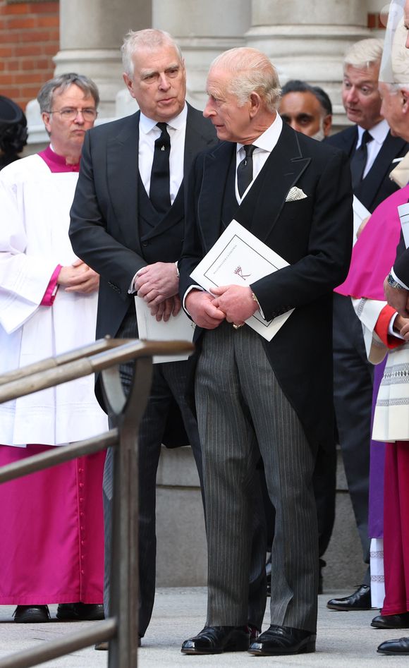 De son côté, Charles III insiste : « La justice doit suivre son cours », marquant une ligne claire face au scandale.

Le prince Andrew (Le prince Andrew, duc d'York), le roi Charles III (Le roi Charles III d'Angleterre), quittant les funérailles de la duchesse de Kent, tenues à la cathédrale de Westminster, à Londres, Royaume-Uni, le 16 septembre 2025. © GoffPhotos/Bestimage