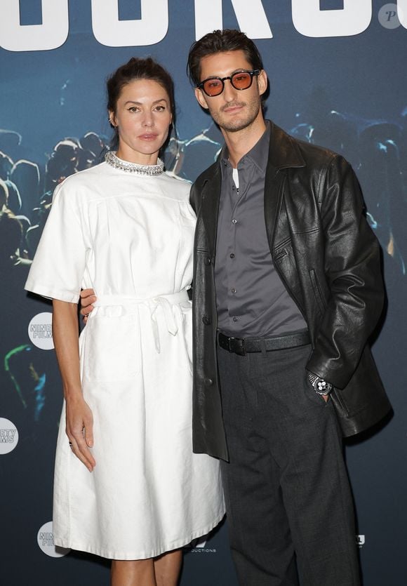 Le mari de Natasha Andrews a plaidé pour l’apprentissage, dès l’école, des outils permettant d’analyser et de vérifier les informations. 

Pierre Niney et sa compagne Natasha Andrews - Avant-première de la série "Gourou" au cinéma Pathé Palace à Paris le 26 janvier 2026. © Coadic Guirec/Bestimage