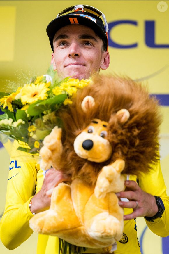 Français Romain Bardet de l'équipe DSM-Firmenich PostNL portant le maillot jaune de leader au classement par points célèbre sur le podium après la première étape du Tour de France cycliste 2024, de Florence, Italie à Rimini, Italie (206 km) le samedi 29 juin 2024. La 111e édition du Tour de France débutera le samedi 29 juin et s'achèvera à Nice, en France, le 21 juillet. Photo par ABACAPRESS.COM