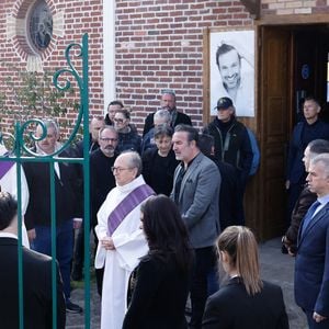 David Salles, Manu Joucla, Jean Dujardin, Eric Collado, Éric Massot - Arrivées aux obsèques de Bruno Salomone en l'église Sainte-Anne de Polangis de Joinville-le-Pont (Val-de-Marne) le 23 mars 2026. © Cyril Moreau Dominique Jacovides / Bestimage