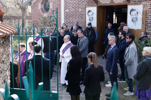 David Salles, Manu Joucla, Jean Dujardin, Eric Collado, Éric Massot - Arrivées aux obsèques de Bruno Salomone en l'église Sainte-Anne de Polangis de Joinville-le-Pont (Val-de-Marne) le 23 mars 2026. © Cyril Moreau Dominique Jacovides / Bestimage