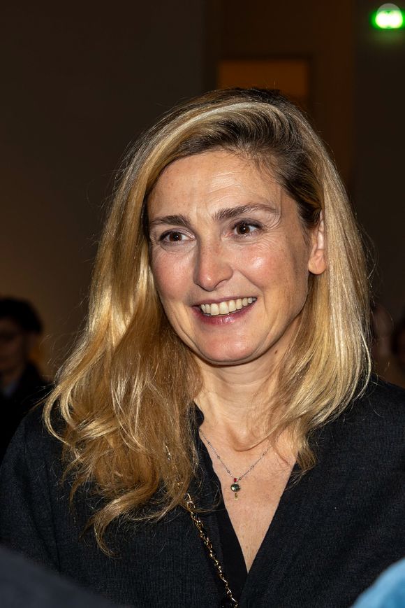 Son ex-compagne Julie Gayet n'est pas venue à la cérémonie car elle était à Marseille.

Julie Gayet lors du vernissage des expositions E.Jospin. Grottesco et C.Tabouret au Grand Palais à Paris le 8 décembre 2025.

© Vincenzo Arnone / Bestimage