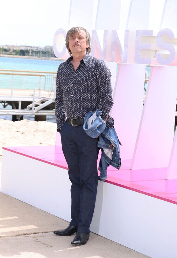 "Sachez que le jour où je quitterai ce monde, comme nous tous, je partirai avec ce qui est précieux pour moi… Et qu’ils ne me prendront jamais ! Mon honneur !”

Pascal Demolon pour le photocall de 'Fiasco' sur la plage du Majestic lors de la 7eme saison de 'CanneSeries' à Cannes le 8 Avril 2024 

Denis Guignebourg/BestImage