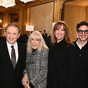 Rebecca Jarre-Chateau et son grand-père, Michel Drucker, sa femme Dany Saval, Stéfanie Jarre, Laurent Arcaro, David Jarre - M.Drucker reçoit la médaille de Commandeur de la Légion d’honneur par le président de la République Française Emmanuel Macron au palais de l'Elysée à Paris, le 13 février 2025.
© Guillaume Gaffiot / Bestimage