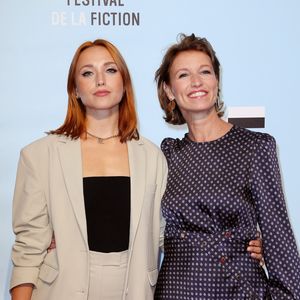 Chloé Jouannet et sa mère Alexandra Lamy au photocall de la cérémonie de clôture de la 24ème édition du Festival de la Fiction TV de La Rochelle, France, le 17 septembre 2022. © Patrick Bernard/Bestimage